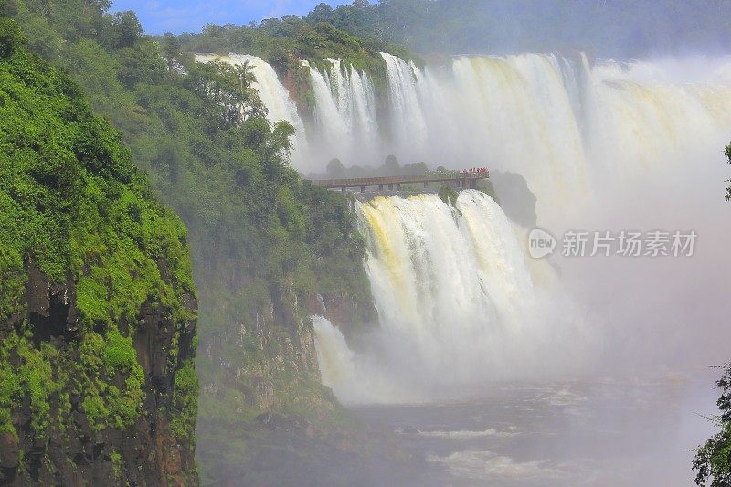 令人印象深刻的伊瓜苏瀑布景观和栈道，在自然景观中戏剧性的美丽-田园般的魔鬼的喉咙-巴西Foz do Iguacu，巴拉那，伊瓜苏港，米塞内斯和巴拉圭的国际边界-南美洲